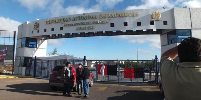 Impiden paso a complejo universitario Impiden paso a complejo universitario