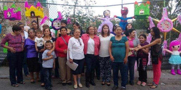 Beneficiarias muestran sus trabajos Beneficiarias muestran sus trabajos