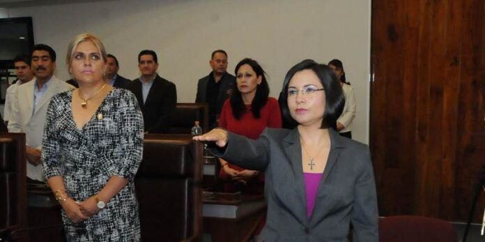 Rinde protesta en sesión del Congreso Rinde protesta en sesión del Congreso