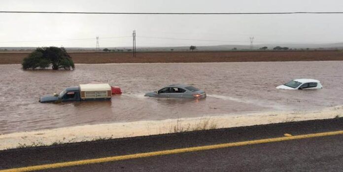 Agua cubre vehículos en carretera Agua cubre vehículos en carretera