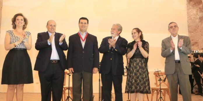 Presidente nacional distingue labor de Alonso Presidente nacional distingue labor de Alonso