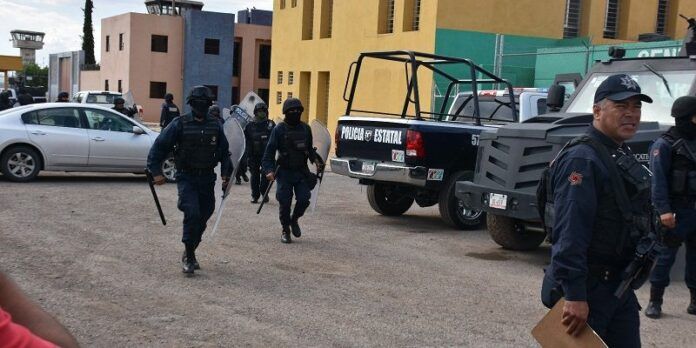 Policías ayudaron a controlar la situación Policías ayudaron a controlar la situación