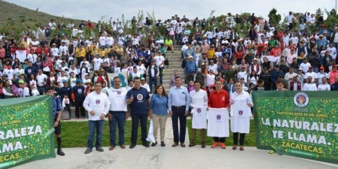 Ciudadanos y funcionarios plantaron árboles Ciudadanos y funcionarios plantaron árboles