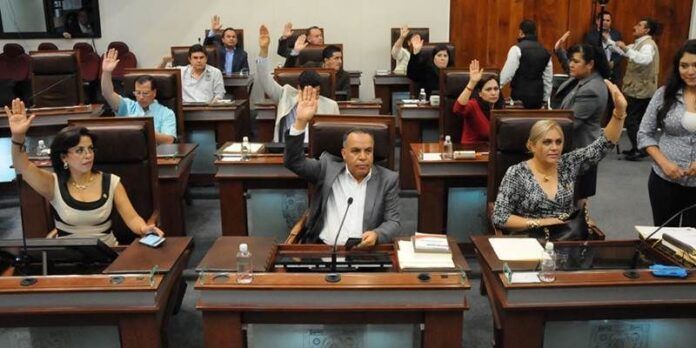 Votan diputados Votan diputados