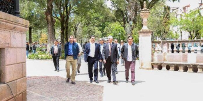 Miguel Alonso recibe memoria sexenal Miguel Alonso recibe memoria sexenal