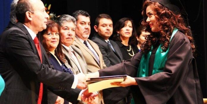 Entrega de documentos en el Teatro Calderón