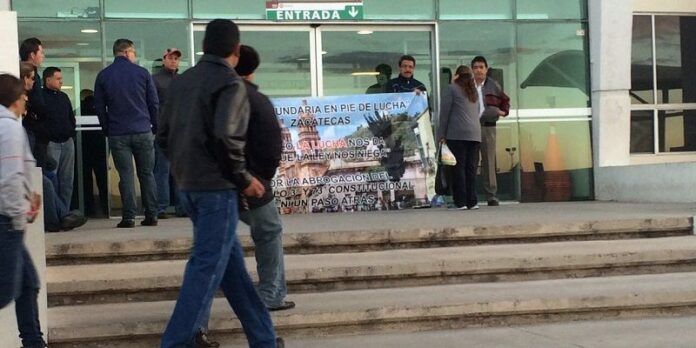Docentes bloquearon accesos desde las 7 de la mañana Docentes bloquearon accesos desde las 7 de la mañana