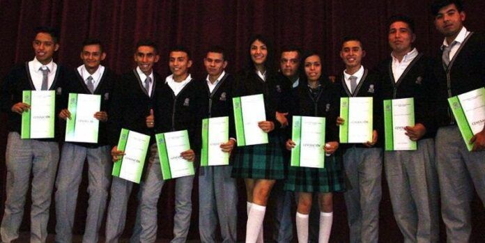 Estudiantes recibieron sus certificados de preparatoria