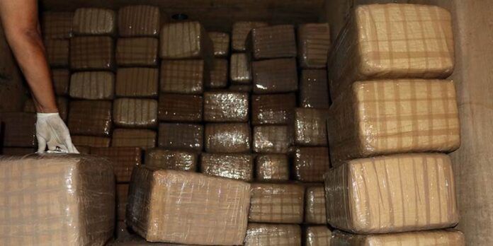 Paquetes de droga en caja de tráiler