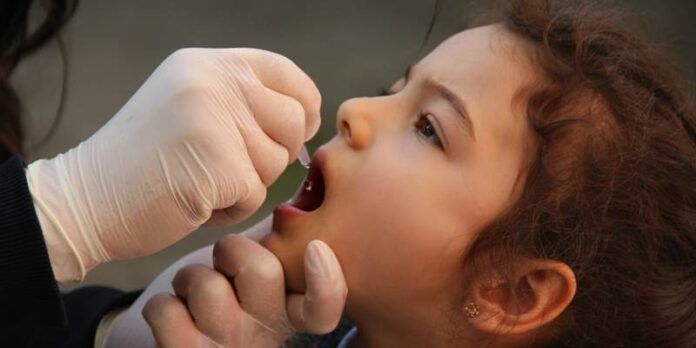 Niña recibe la vacuna Niña recibe la vacuna