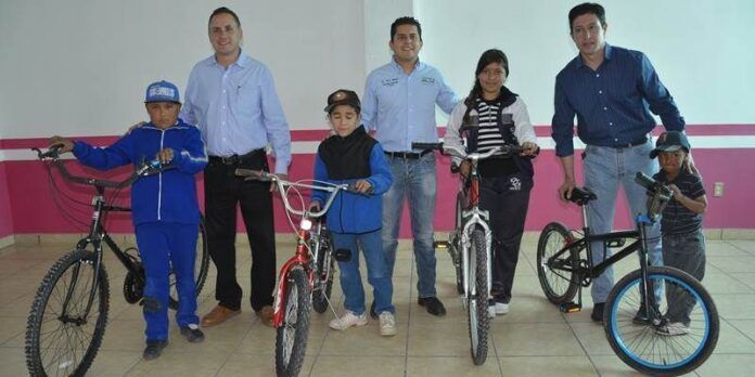 Apoyan a personas de escasos recursos Apoyan a personas de escasos recursos