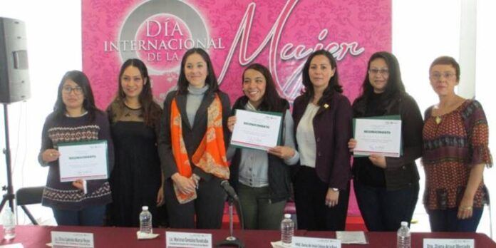 Premiaron a ganadoras de concurso de cartel sobre igualdad. Premiaron a ganadoras de concurso de cartel sobre igualdad.