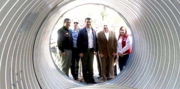 Gobernador en el recorrido