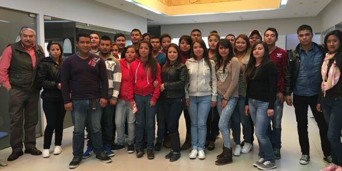 Alumnos con el periodista Francisco Esparza Alumnos con el periodista Francisco Esparza