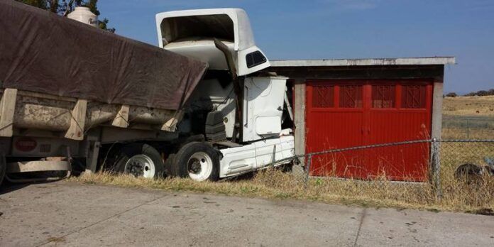 El tráiler derribó la pared de la vivienda.