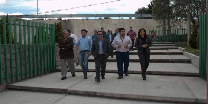 Funcionarios del Ayuntamiento entregaron la obra. Funcionarios del Ayuntamiento entregaron la obra.