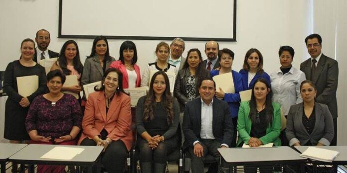 Participantes reciben constancias Participantes reciben constancias