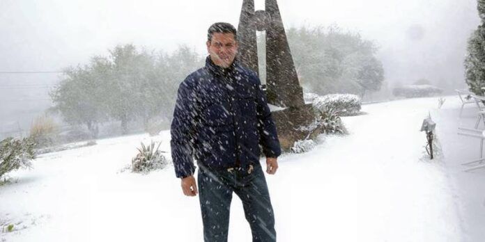 El gobernador aprovechó la nieve para tomarse fotos. El gobernador aprovechó la nieve para tomarse fotos.