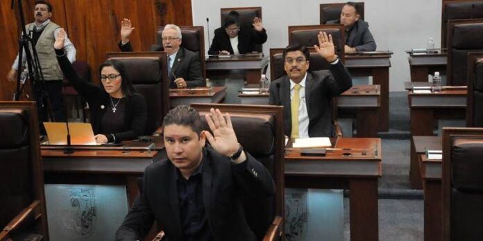 Diputados locales en sesión Diputados locales en sesión