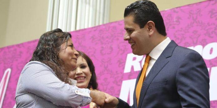 Gobernador entrega reconocimientos Gobernador entrega reconocimientos