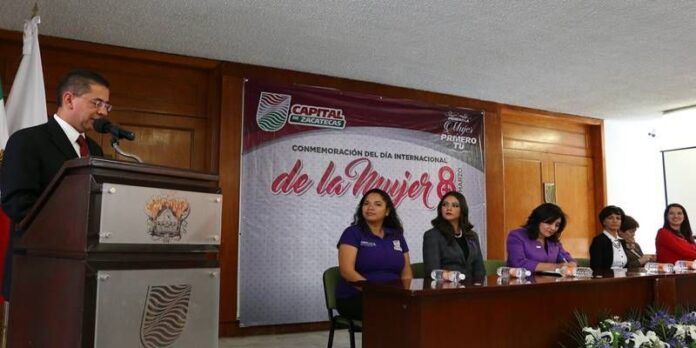 El alcalde reconoció la labor de las mujeres. El alcalde reconoció la labor de las mujeres.