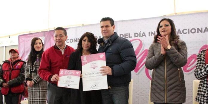 Gobernador y alcalde entregan reconocimientos