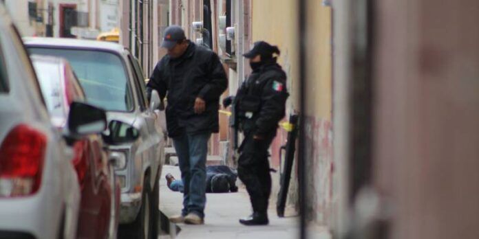 El hombre fue hallado tirado en la calle.