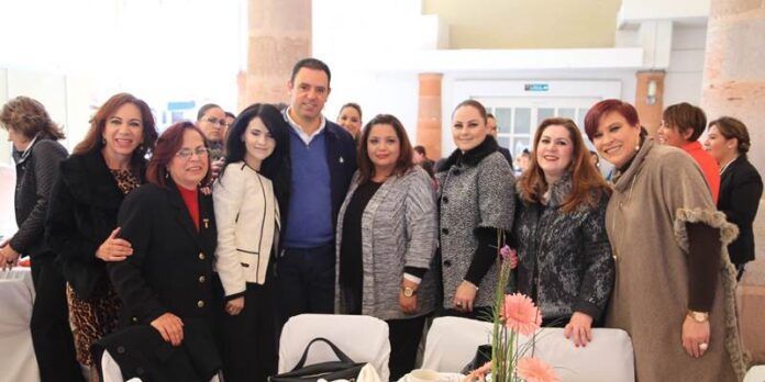 Candidato con mujeres priístas Candidato con mujeres priístas