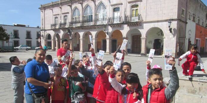 Alumnos participan en recorridos Alumnos participan en recorridos