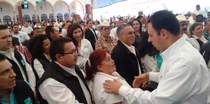 Tello saluda a simpatizante Tello saluda a simpatizante