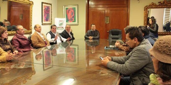 Acuden a reunión con autoridades Acuden a reunión con autoridades