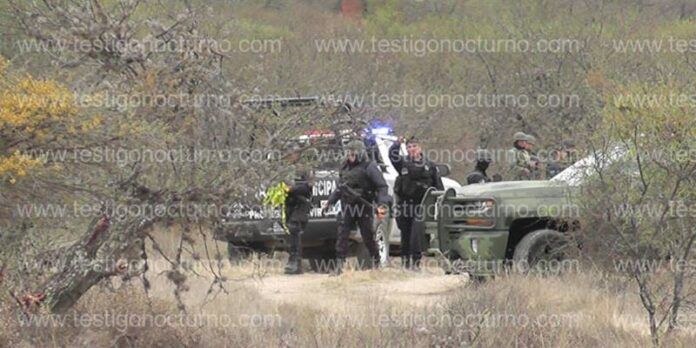 Los cuerpos estaban cerca del arroyo. Los cuerpos estaban cerca del arroyo.