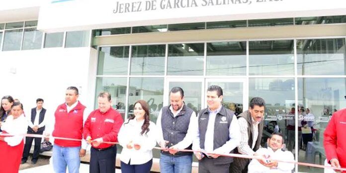 Cortan listón inaugural