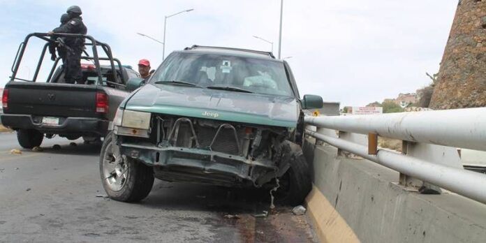 La camioneta quedó con algunos daños.