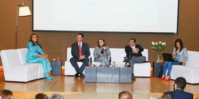 Participa en mesa de análisis Participa en mesa de análisis