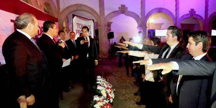 Integrantes rinden protesta Integrantes rinden protesta