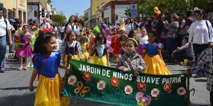 Pequeños lucen coloridos disfraces Pequeños lucen coloridos disfraces