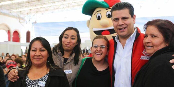Gobernador con beneficiarias