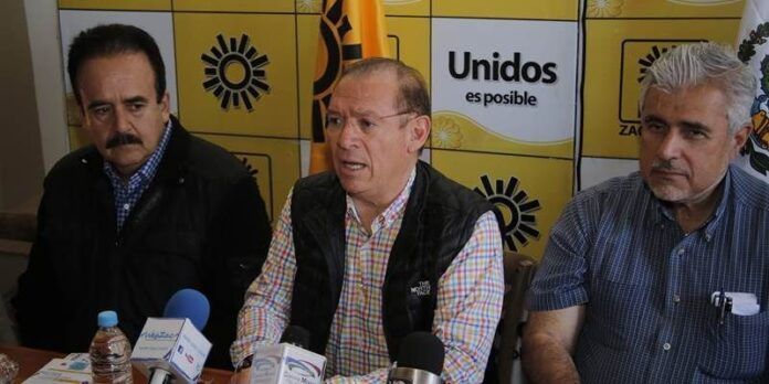 Pedro de León acompañado por perredistas Pedro de León acompañado por perredistas
