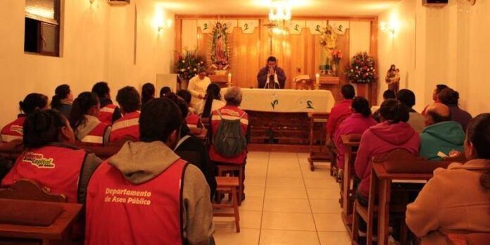 Personal de limpia acudió a la misa. Personal de limpia acudió a la misa.