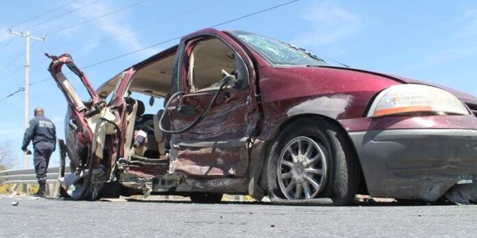 Windstar con el costado destrozado Windstar con el costado destrozado