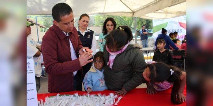 Alcalde con niños de la comunidad