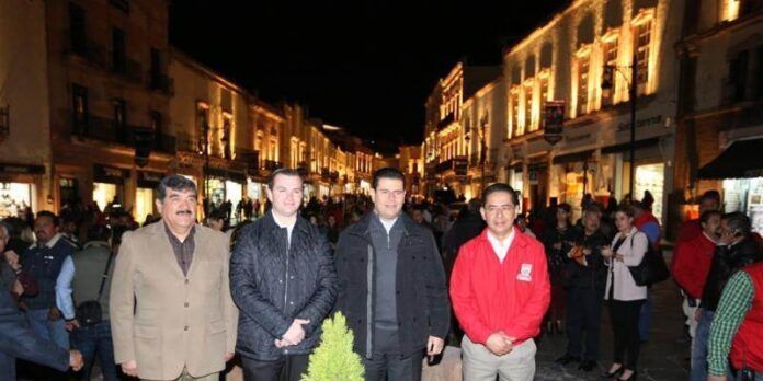 Gobernador con funcionarios, zacatecanos y visitantes Gobernador con funcionarios, zacatecanos y visitantes
