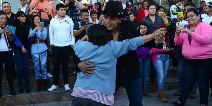 Marco Flores celebra bailando Marco Flores celebra bailando