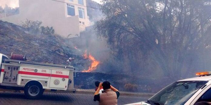 Acuden bomberos Acuden bomberos