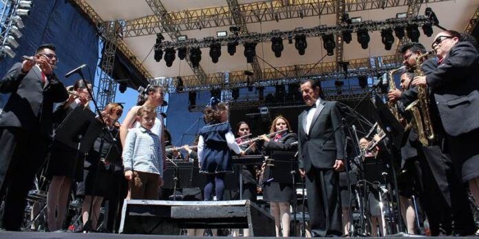 El director con pequeños integrantes