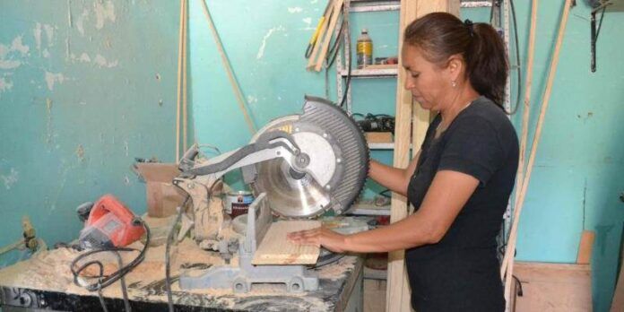 Mujeres buscan salir adelante Mujeres buscan salir adelante