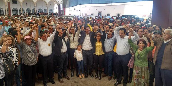 Panistas y perredistas acuden ante IEEZ Panistas y perredistas acuden ante IEEZ