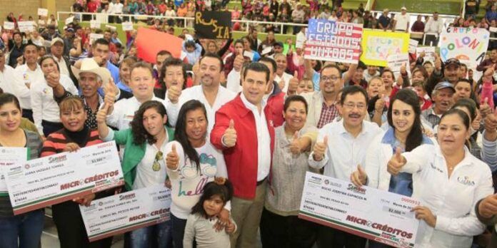 Migue Alonso Reyes entregó los apoyos.