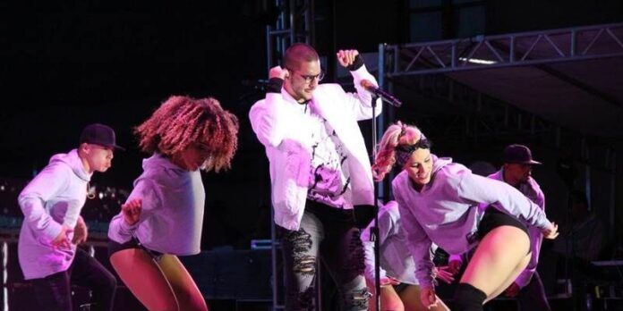 El cantante con sus bailarinas El cantante con sus bailarinas